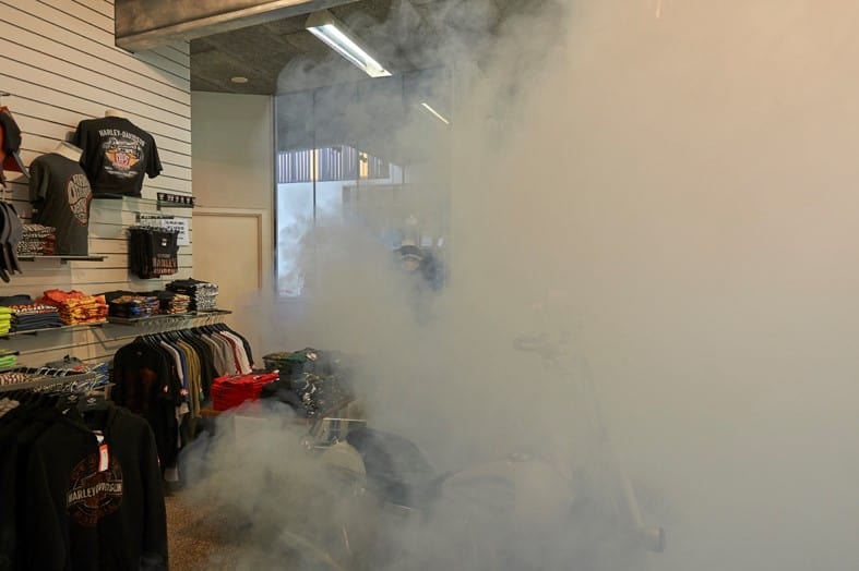 安全霧炮隱藏在昂貴的哈雷 Harley-Davidson 夾克商店